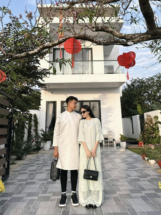 Căn biệt thự bề thế đang hoàn thiện được Thành Chung và Tố Uyên gọi là "ngôi nhà thứ hai". Bởi trước đó, cuối năm 2021, Thành Chung hoàn thiện ngôi nhà hai tầng khang trang ở quê nhà Tuyên Quang. Ảnh: FB Ngô Tố Uyên