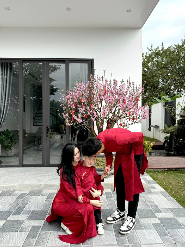 Đây là nơi nghỉ ngơi thoải mái và tiện nghi của gia đình nam cầu thủ mỗi khi về thăm quê. Ảnh: FB Ngô Tố Uyên