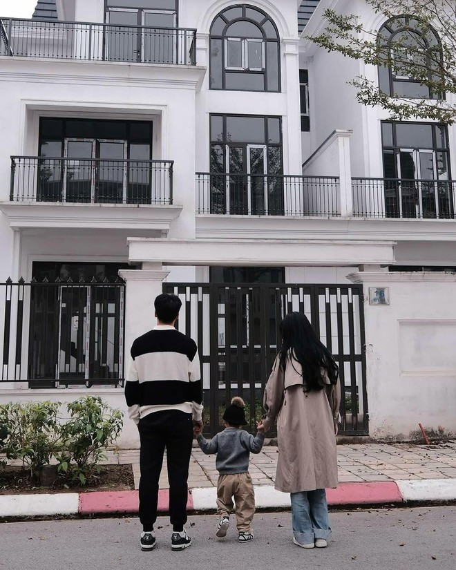 Bà xã Thành Chung tiết lộ lý do chuyển từ căn hộ chung cư cao cấp sang biệt thự mặt đất là để con trai có không gian gần hơn với thế giới bên ngoài...Ảnh: FBNV