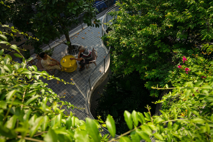 Không gian mở này trở thành khu vực ngoài trời chung, nơi người lớn có thể thưởng thức trà, tập thể dục hoặc thư giãn, trong khi trẻ em có không gian chạy nhảy, vui chơi và khám phá. Ảnh: Quangdam