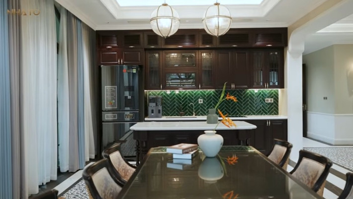 Khu bếp không quá rộng nhưng hiện đại. Ảnh chụp màn hình NhaTo