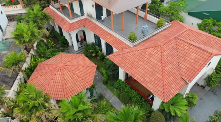 Giữa cả khu nhà bình dị, căn biệt thự như “bước nhầm” từ một hòn đảo châu Âu đầy nắng gió. Ảnh chụp màn hình NhaTo