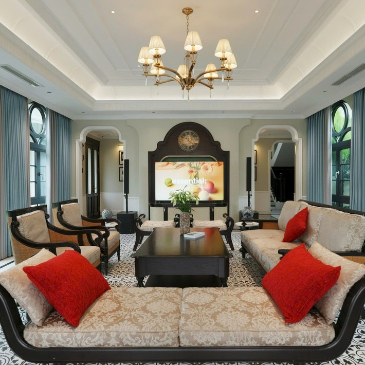 Bên ngoài mang hơi hướng châu Âu nhưng bên trong căn biệt thự đậm chất Đông Dương. Ảnh chụp màn hình NhaTo