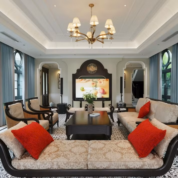 Bên ngoài mang hơi hướng châu Âu nhưng bên trong căn biệt thự đậm chất Đông Dương. Ảnh chụp màn hình NhaTo