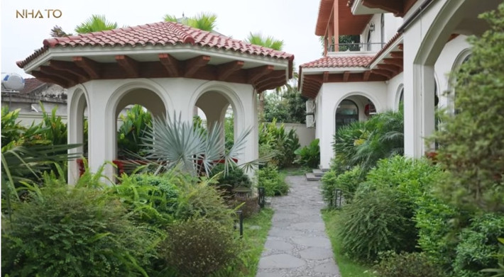 Mái vòm, cửa cong, tường trắng, ngói đỏ – tất cả tạo nên một không gian cực chill, rất thơ, nhưng cũng cực kỳ nổi bật và có gu. Ảnh chụp màn hình NhaTo