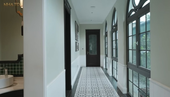 Hành lang dài thiết kế tương tự như trong khách sạn. Ảnh chụp màn hình NhaTo