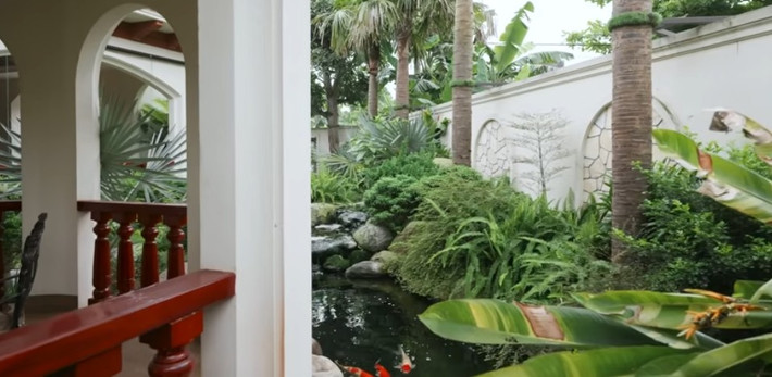 Bao quanh biệt thự là không gian sân vườn thoáng đãng với đủ các loại cây xanh mướt. Ảnh chụp màn hình NhaTo