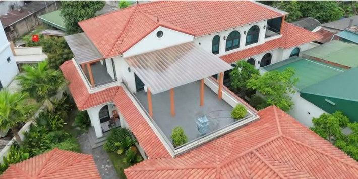 Biệt thự 2 tầng có tổng diện tích sử dụng gần 600m2, gồm phòng khách, bếp ăn và 3 phòng ngủ. Ảnh chụp màn hình NhaTo