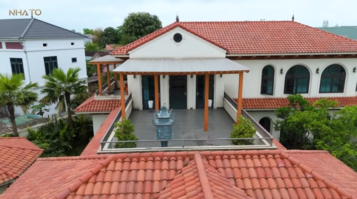 Tầng 2 còn có phòng thờ và ban công lớn. Ảnh chụp màn hình NhaTo