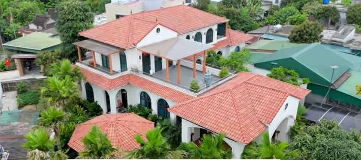 Giữa khung cảnh vùng quê yên bình, gia chủ muốn xây dựng một căn biệt thự mới lạ làm quà cho bố mẹ. Ảnh chụp màn hình NhaTo