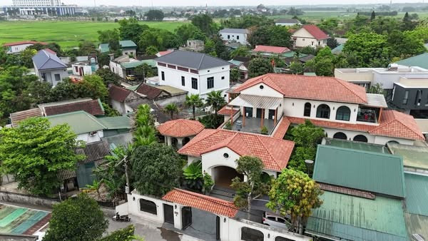 Mới đây, kênh YouTube NhaTo giới thiệu căn biệt thự hơn 1.000m2 độc lạ nhất nhì tại Hà Tĩnh. Ảnh: NhaTo