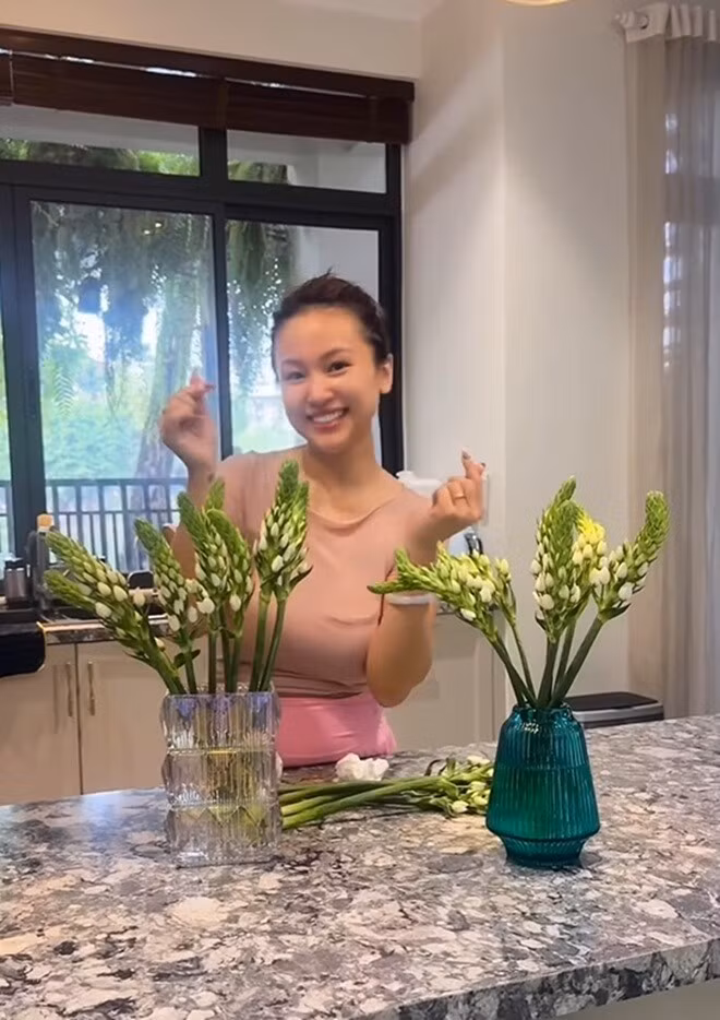 Nữ diễn viên có thói quen cắm hoa sau khi chạy bộ buổi sáng để chào đón ngày mới. Ảnh: FB Nguyễn Thanh Vân