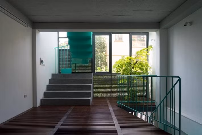 Sàn ở khu lên xuống cầu thang ở dạng khung gỗ. Ảnh: Triệu Chiến