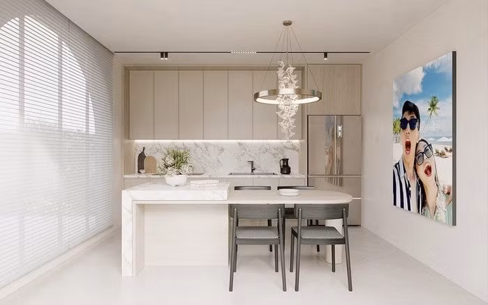 Phòng bếp không quá rộng nhưng toát lên vẻ hiện đại, sang trọng. Ảnh: FBNV