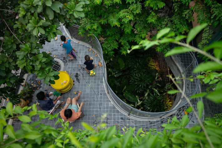 Các đường cong của lan can và hiên nhà tạo sự liên kết chặt chẽ với khu vườn bên dưới, mang đến sự yên bình, thư thái giữa không gian đô thị chật chội. Ảnh: Quangdam