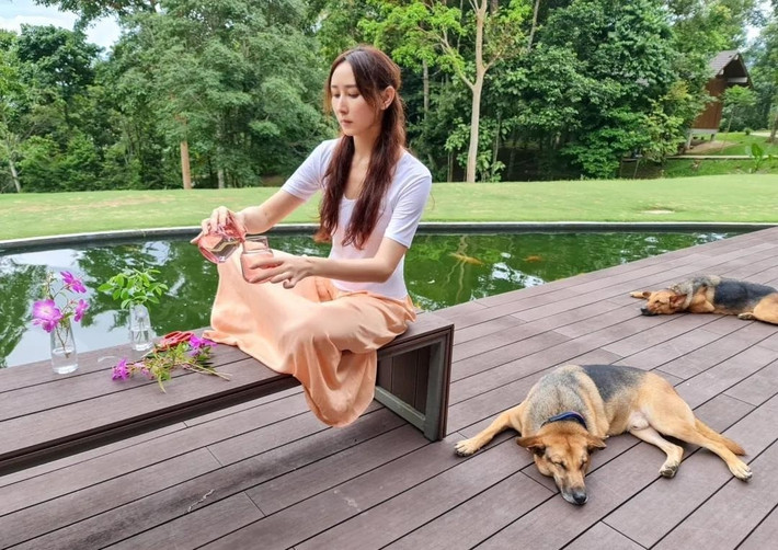 Trong khuôn viên biệt phủ có hẳn một hồ cá nhân tạo. Ảnh: QQ