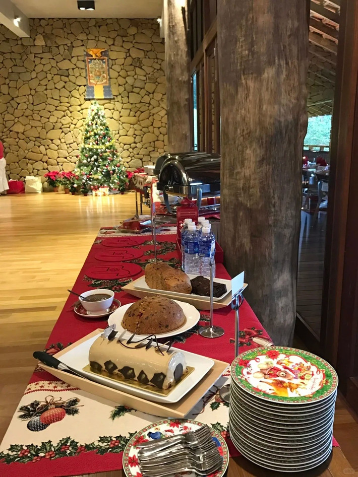 Không gian bên trong biệt thự vẫn mang đến cảm giác resort nhưng theo cách ấm cúng với khung cửa, bệ cửa, nhiều mảng tường được ốp gỗ, kết hợp với tường đá thô. Ảnh: QQ