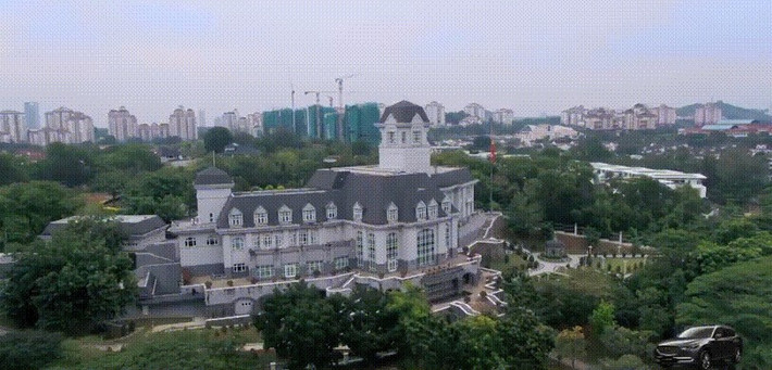 Dinh thự rộng đến mức đi cả ngày chưa chắc đã hết. Trong đó, diện tích tòa nhà chính đã hơn 2.000 m2. Ảnh: QQ