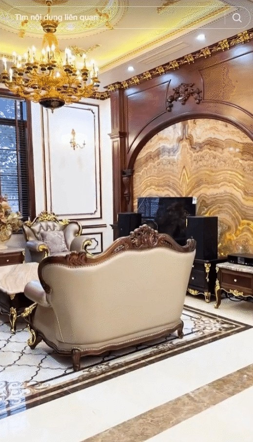 Không gian phòng khách rộng rãi, xa hoa. Ảnh chụp màn hình