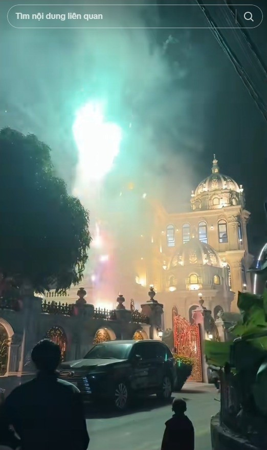 Giây phút bắn pháo hoa đón năm mới ngay trong sân vườn của biệt thự khiến người dân khắp xã kéo tới chiêm ngưỡng. Ảnh chụp màn hình