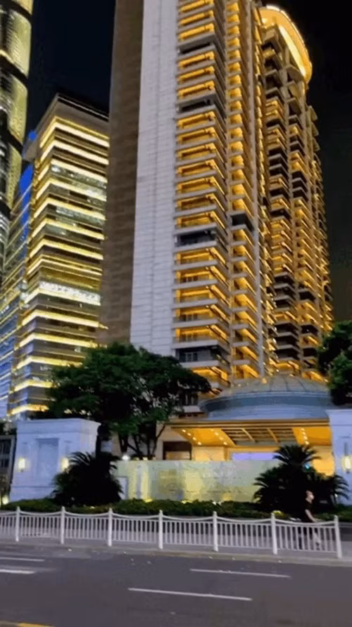 Nằm bên bờ sông Hoàng Phố, khu chung cư có tổng diện tích khoảng 56.000m2, căn nhỏ nhất diện tích khoảng 100m2, giá dao động khoảng 300 tỷ, thuộc top đắt đỏ nhất Trung Quốc. Ảnh chụp màn hình