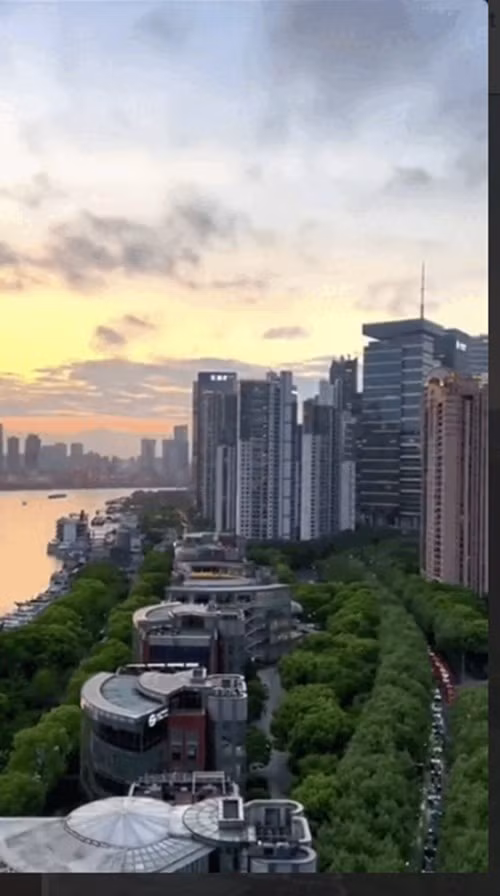 Chủ sở hữu căn hộ tại đây là nhiều ngôi sao, doanh nhân và gia đình giàu có, nổi bật như Lưu Gia Linh, Huỳnh Hiểu Minh, Lưu Đức Hoa...Ảnh chụp màn hình