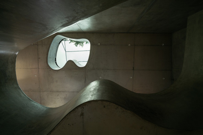 Sự thô ráp của vật liệu (đá núi lửa, đá mài, xi măng đánh bóng...), kết hợp với tông màu trầm chủ đạo, tạo nên sự mát mẻ, đồng thời tăng thêm vẻ sang trọng cho công trình. Ảnh: Quangdam