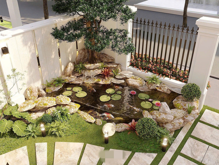 Bên ngoài có sân vườn rộng rãi, hồ cá koi ở góc sân và một bể bơi nhỏ bên hông nhà. Ảnh: FB Nguyễn Thành Chung