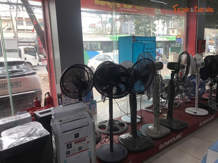 Các sản phẩm với mức giá hấp dẫn nhằm thu hút người tiêu dùng ngay từ đầu mùa.