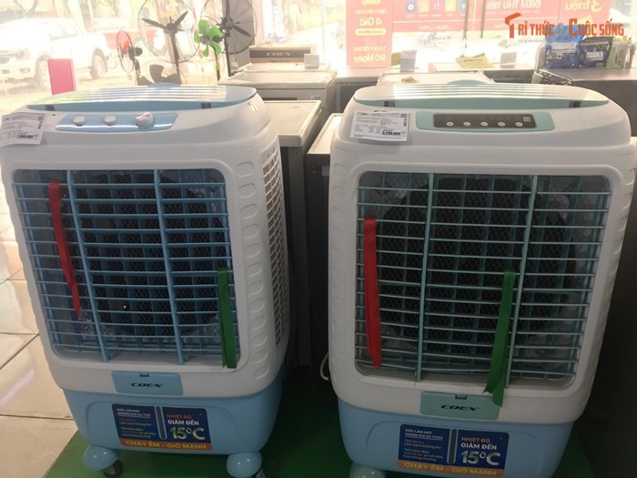 Anh Nam Phong (phường Kiến Hưng, Hà Nội) cho biết: "Năm nay gia đình có thêm thành viên nên muốn mua thiết bị làm mát. Sợ vào hè không còn giảm giá và hết hàng nên tôi tranh thủ đi mua sớm".