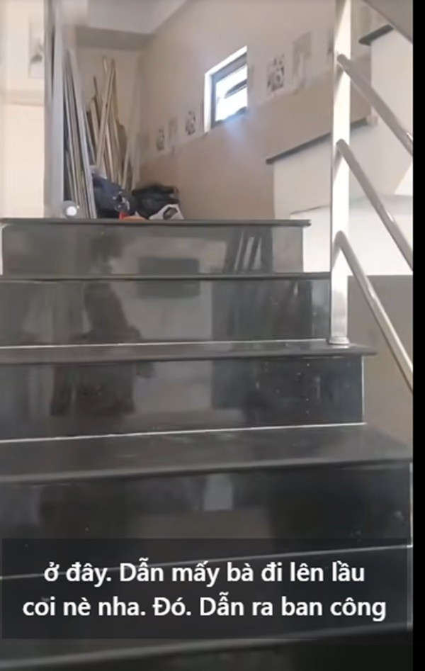 Ngôi nhà hiện vẫn có người ở bình thường, có đầy đủ công năng, nội thất như các ngôi nhà khác. Ảnh chụp màn hình