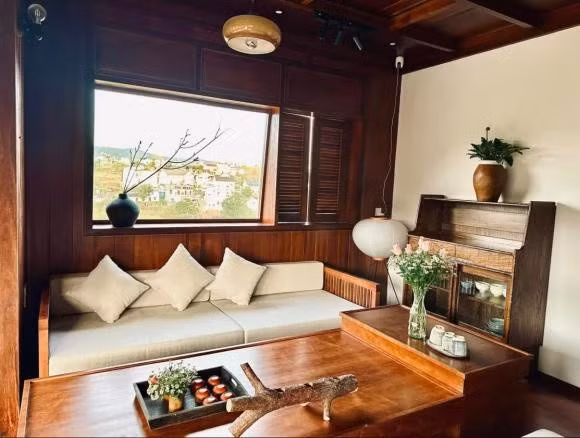 Bên trong nhà, mọi thứ được sắp đặt tối giản nhưng vẫn ấm áp với chất liệu mộc. Ảnh: FB Bùi Đại Nghĩa