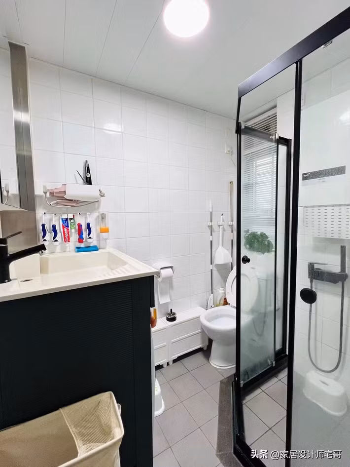 Màu trắng chủ đạo tạo cảm giác không gian phòng tắm rộng rãi hơn. Ảnh: Tóutiáo