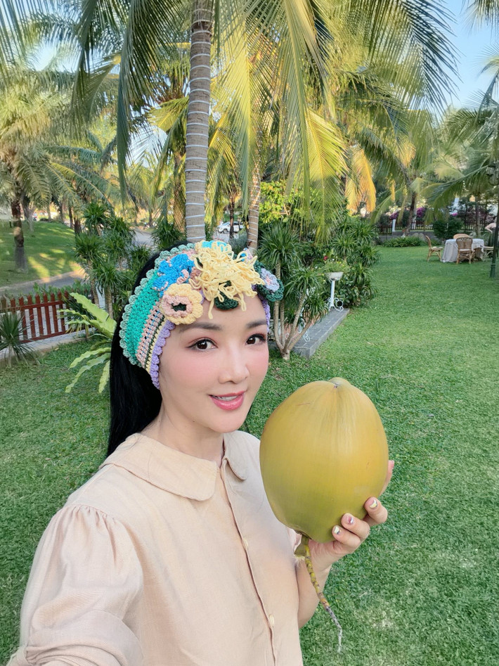 Hoa hậu Giáng My (đăng quang Hoa hậu Đền Hùng 1992) thường được mệnh danh là "Hoa hậu không tuổi" nhờ nhan sắc trẻ trung bất chấp thời gian. Giáng My còn được gọi là "Hoa hậu độc nhất vô nhị" hay "Hoa hậu chưa có người kế vị" vì cuộc thi cô đăng quang chỉ tổ chức một lần duy nhất trong lịch sử. Ảnh: FBNV