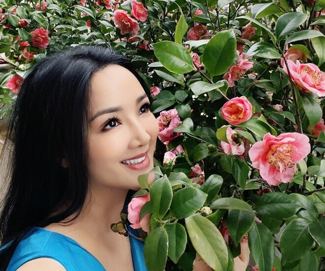 Khu vườn 40m2 trên ban công biệt thự được người đẹp tận dụng trồng nhiều cây, hoa và rau xanh. Ảnh: FBNV