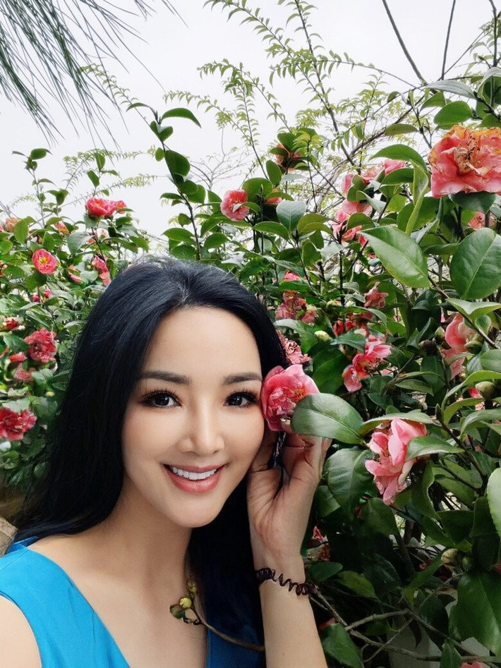 Bên cạnh đó, Hoa hậu Giáng My cũng khiến nhiều người ngưỡng mộ bởi niềm đam mê chăm sóc cây cối. Ảnh: FBNV