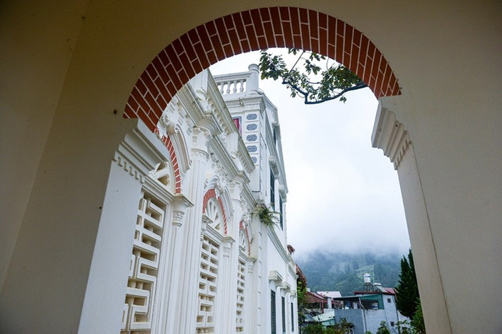 Xung quanh tường có nhiều lỗ châu mai, đường đi trên thành cho lính gác đi tuần. Phía sau có hệ thống đường hầm thoát hiểm. Ảnh: Dân Việt