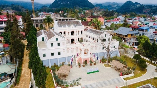 Dinh thự Hoàng A Tưởng (còn gọi dinh Vua Mèo) nằm giữa trung tâm cao nguyên trắng Bắc Hà (huyện Bắc Hà cũ, nay là xã Bắc Hà, tỉnh Lào Cai) được xây dựng từ năm 1914 và hoàn thành năm 1921. Ảnh: Tiền phong