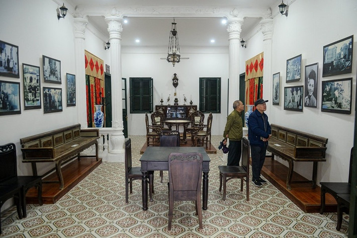 Không gian bên trong được sắp xếp lại. Tầng 1 trưng bày các hiện vật, bàn ghế cũ, khung cửi, cối xay lúa... Ảnh: Dân Việt