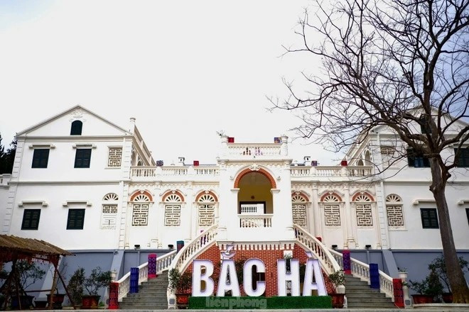 Sau hơn 100 năm dãi dầu mưa nắng, công trình bị xuống cấp nghiêm trọng. Tháng 12/2023, dự án trùng tu, tôn tạo Dinh thự Hoàng A Tưởng được khởi công với tổng mức đầu tư gần 12 tỷ đồng. Ảnh: Tiền phong