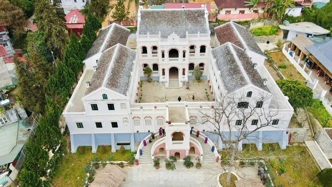 Theo Sở Du lịch Lào Cai, giai đoạn trùng tu vừa qua mới là giai đoạn 1. Giai đoạn 2 tập trung vào văn hóa, sản phẩm du lịch “lõi” để dinh thự trở thành điểm tham quan có sức sống. Ảnh: Tiền phong