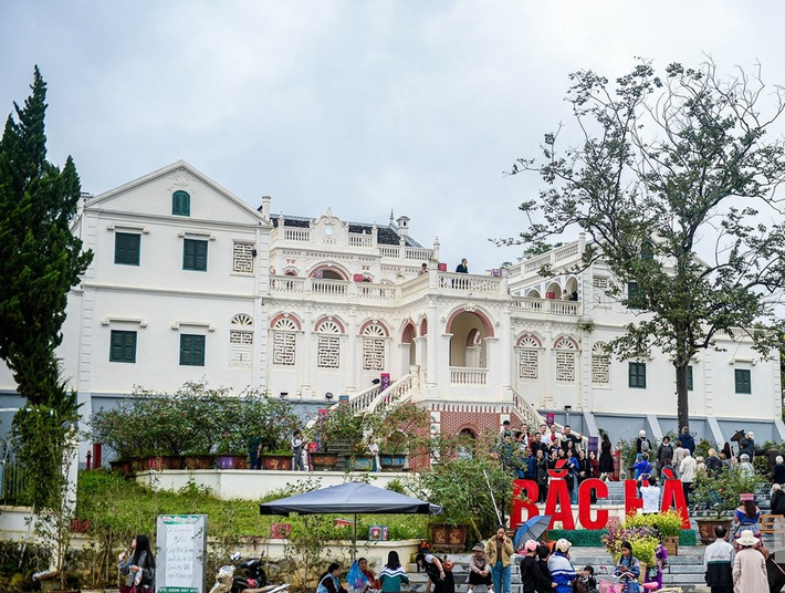 Dinh thự rộng hơn 4.000m2, nổi tiếng với sự kết hợp kỳ lạ và tinh tế giữa kiến trúc phương Tây (Pháp) và phương Đông (Trung Quốc). Ảnh: Người đưa tin