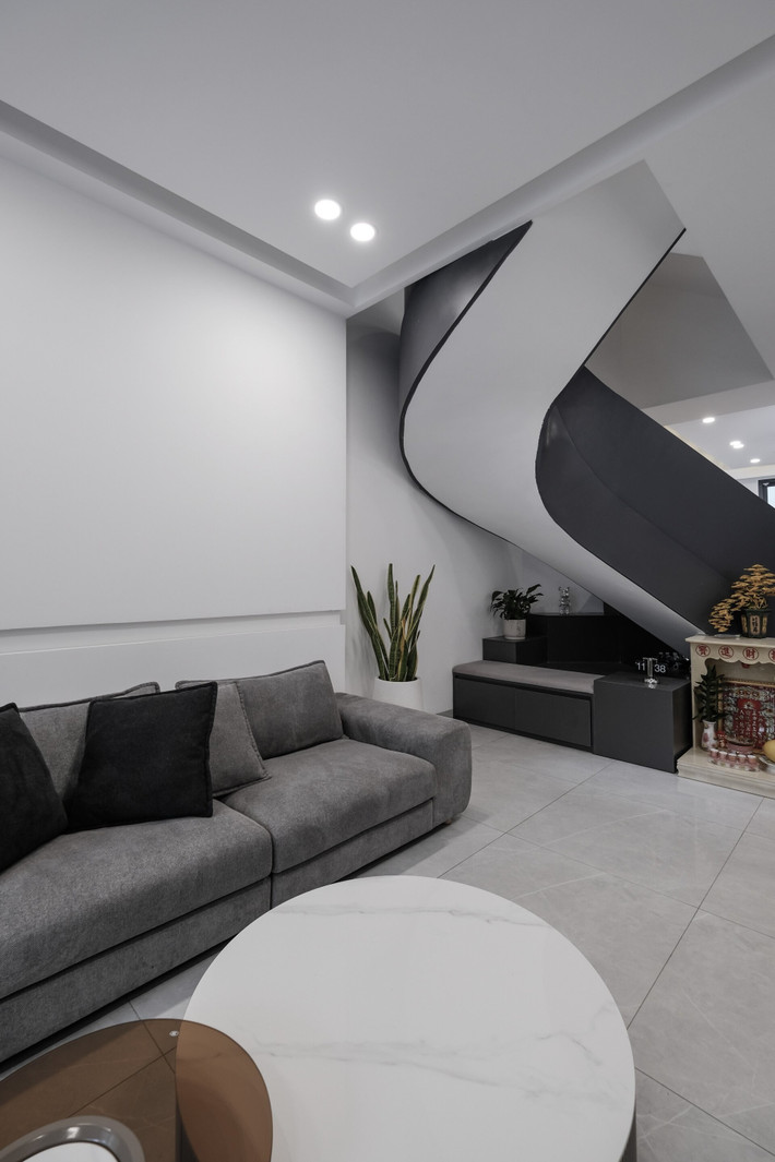 Bên trong ngôi nhà mang phong cách tối giản với ba gam màu trắng, đen và màu gỗ chủ đạo. Ảnh: 3A Design