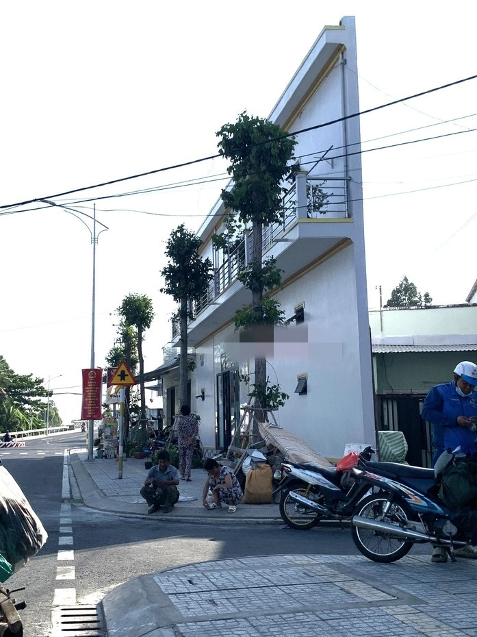 Nhìn thoáng qua, mọi người đều nghĩ ngôi nhà trông như chỉ có một bức tường trắng mỏng dựng thẳng đứng. Ảnh: Người lao động