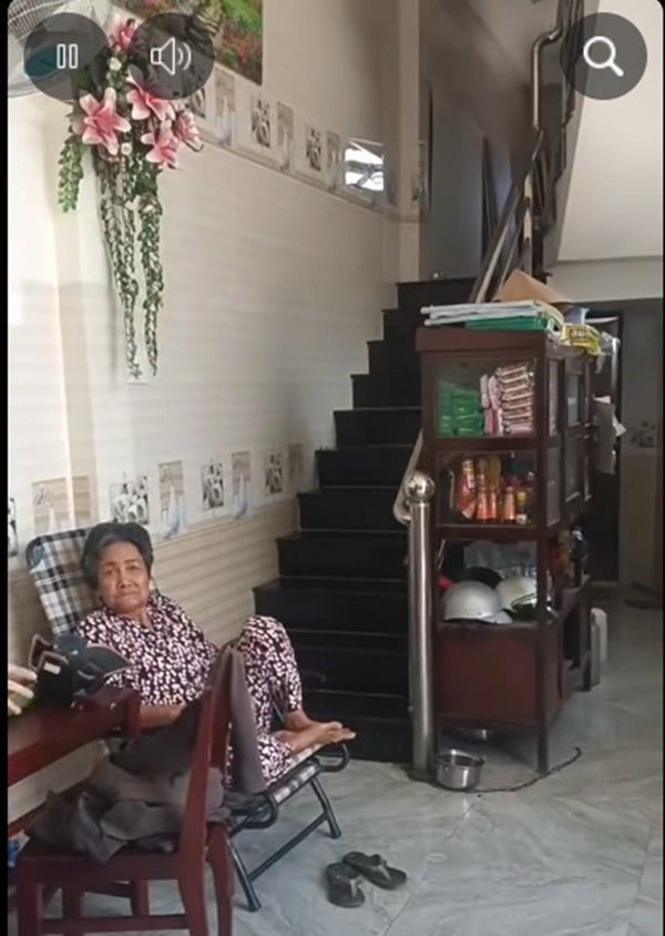 Ngôi nhà gồm một trệt, một lầu, có 1 phòng khách, 2 phòng ngủ, 2 nhà vệ sinh. Ảnh chụp màn hình