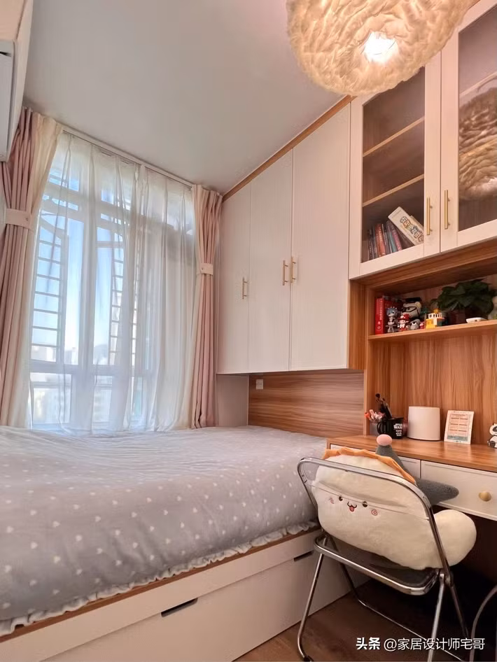 Phòng ngủ chính thiết kế giường kết hợp tủ dạng tatami, giúp tăng đáng kể diện tích lưu trữ. Ảnh: Tóutiáo