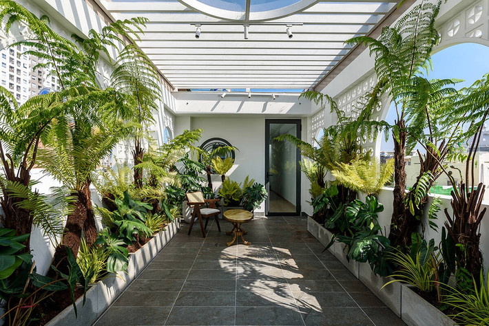 Cây cối vừa dễ chăm sóc, vừa tạo nên một khoảng sân rộng đủ xanh mát để gia đình cùng thư giãn. Ảnh: LonTon Studio \