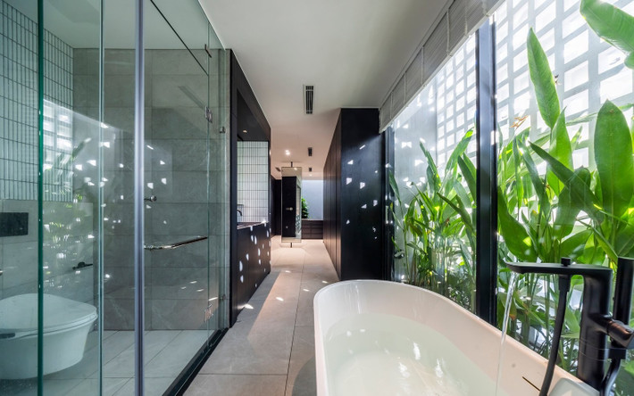 Phòng tắm ngập tràn sắc xanh. Ảnh: Hiroyuki Oki