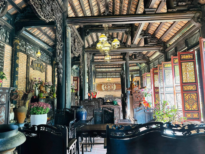 Toàn bộ nội thất trong nhà như sập, tủ, giường, bàn ghế, bình hoa, lư hương... đều là đồ cổ quý hiếm do Hoàng Mập sưu tầm nhiều năm, tổng giá trị lên tới vài chục tỷ đồng. Ảnh: FB Hoàng Minh Bùi