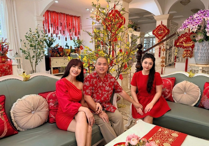 Dịp Tết, phòng khách ngập tràn sắc hoa rực rỡ. Ảnh: FBNV